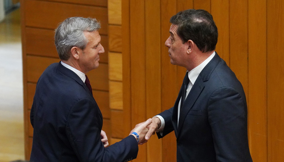Archivo - El presidente de la Xunta, Alfonso Rueda (i), y el líder del PSdeG, José Ramón Gómez Besteiro (d), durante el pleno de investidura, en el Parlamento gallego, a 11 de abril de 2024, en Sa