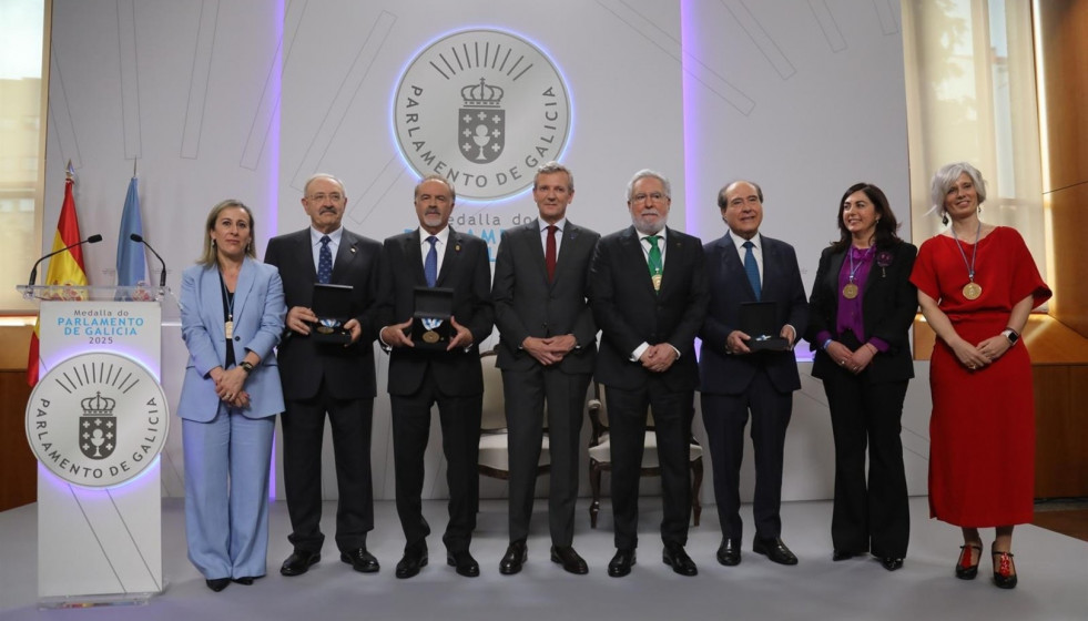 El presidente de la Xunta, Alfonso Rueda, y el del Parlamento de Galicia, Miguel Santalices, junto con miembros de la mesa del Legislativo y los premiados en las Medallas del Parlamento de Galicia 202