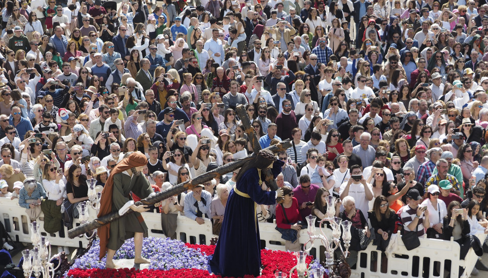 Archivo - Cietos de personas ven el paso de El Nazareno durante la procesión del Santo Encuentro, a 7 de abril de 2023, en Ferrol, A Coruña