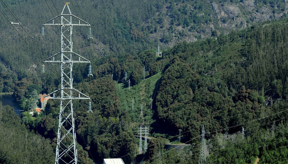 Archivo - Naturgy invertirá 1.330 millones hasta 2028 en digitalizar y reforzar su red eléctrica en España