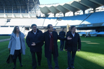 Archivo - El alcalde de Vigo, Abel Caballero, con varios concejales, en el césped del estadio municipal Abanca Balaídos.