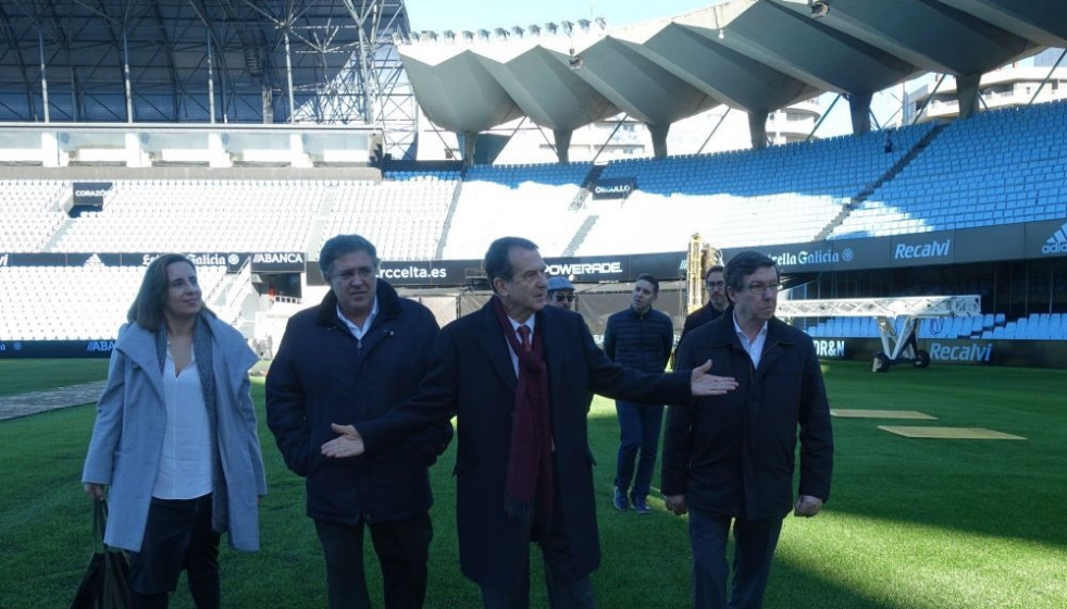 Archivo - El alcalde de Vigo, Abel Caballero, con varios concejales, en el césped del estadio municipal Abanca Balaídos.
