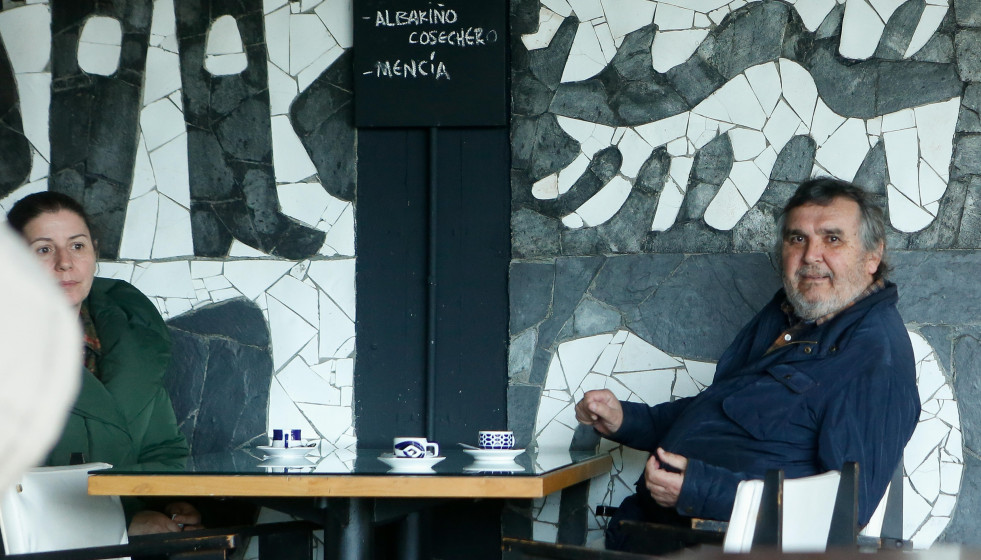 La alcaldesa de Cervo, Dolores García y el propietario de la factoría, Segismundo García, en la cafetería de la fábrica de cerámica de Sargadelos, a 3 de abril de 2025, en Cervo, Lugo, Galicia (