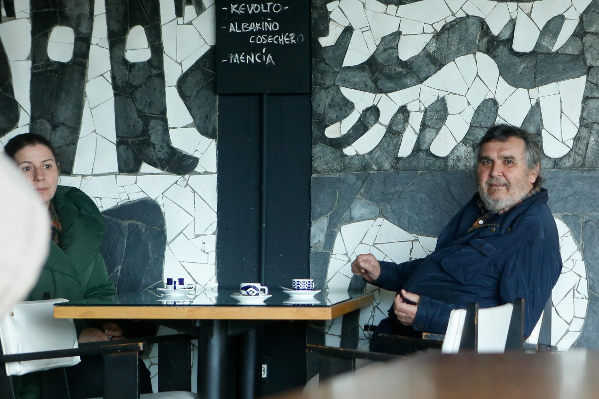 La alcaldesa de Cervo, Dolores García y el propietario de la factoría, Segismundo García, en la cafetería de la fábrica de cerámica de Sargadelos, a 3 de abril de 2025, en Cervo, Lugo, Galicia (