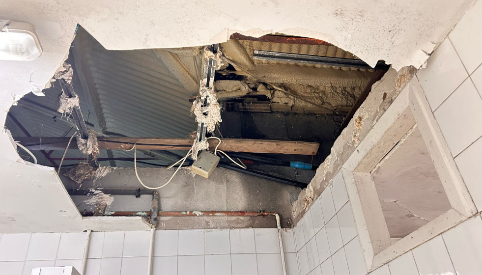 Desperfectos en el techo del campo de fútbol de Conxo