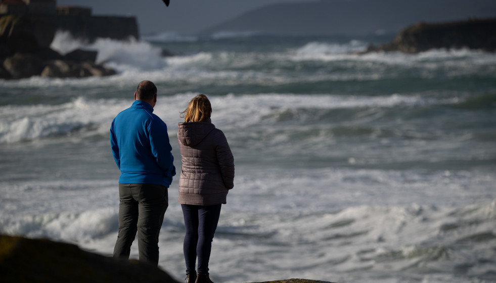 Archivo - Dos personas observan el mar con olas por el temporal, en la playa de A Lanzada, a 5 de noviembre de 2023, en O Grove, Pontevedra, Galicia (España).
