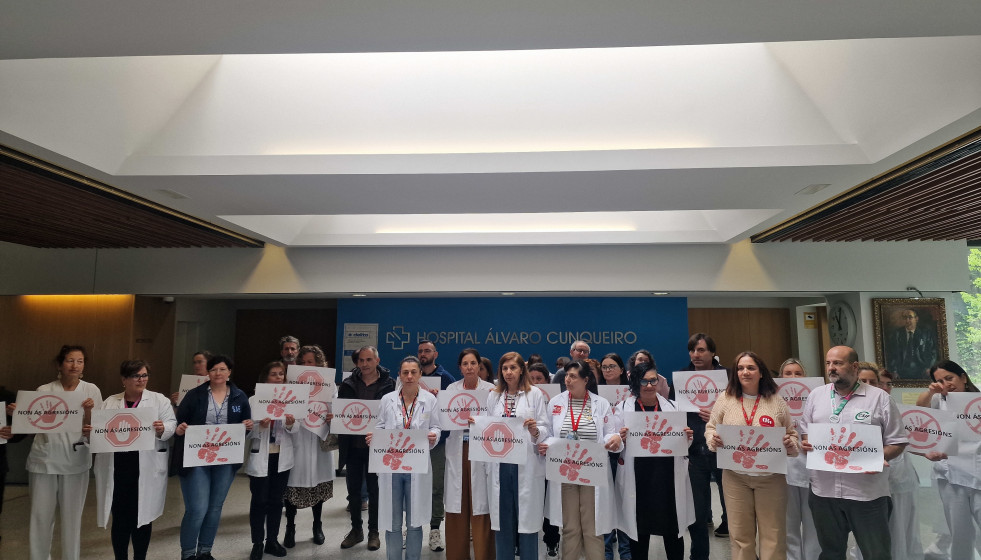 Concentración de trabajadores en el Hospital Álvaro Cunqueiro para denunciar el aumento de agresiones a los profesionales sanitarios, tras un nuevo episodio, con una enfermera agredida el 10 de abri