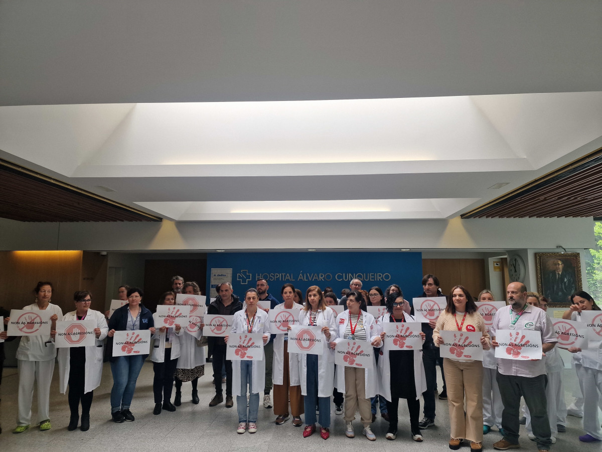 Concentración de trabajadores en el Hospital Álvaro Cunqueiro para denunciar el aumento de agresiones a los profesionales sanitarios, tras un nuevo episodio, con una enfermera agredida el 10 de abri