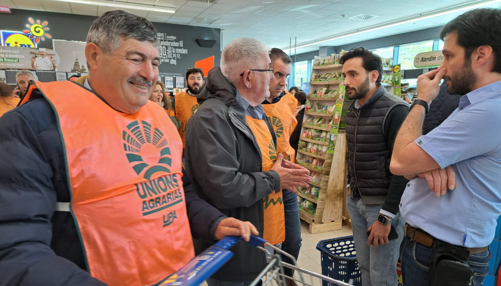 Sindicalistas de Unións Agrarias en su acción contra la venta de vino a bajo precio en el Supermercado Lidl de Volta do Castro en Santiago
