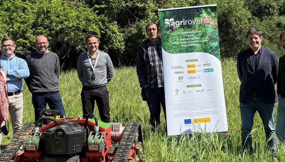 Robot segadora de Millasur y miembros de Agrovenat