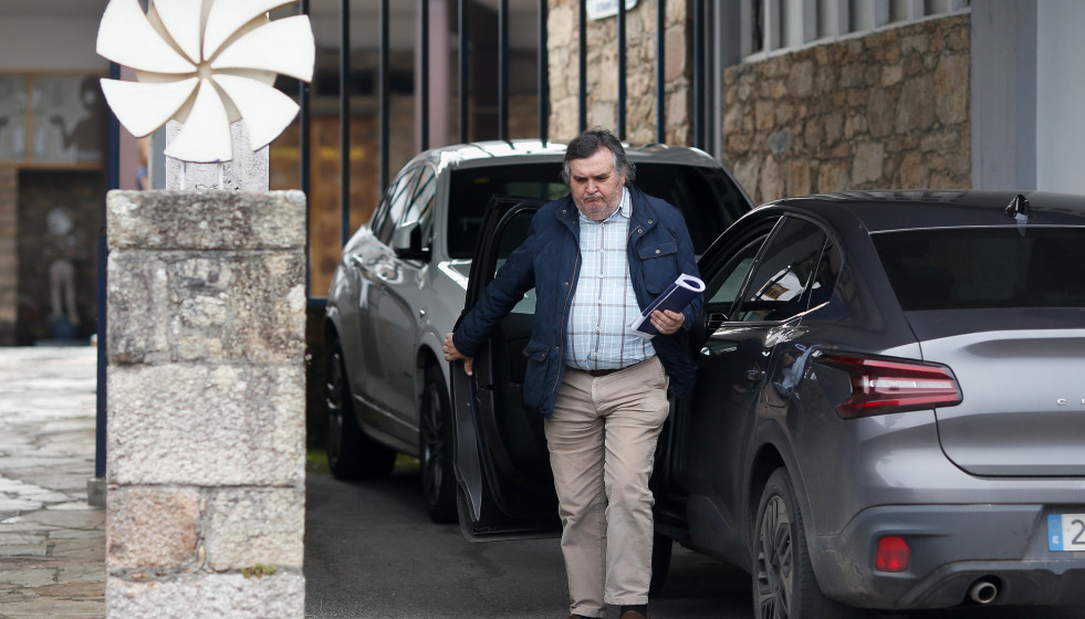 Un grupo de más de 30 trabajadores continúa a las puertas de la factoría Sargadelos, sin acceder a sus puestos de trabajo, a 8 de abril de 2025, en Cervo, Lugo, Galicia (España). A pesar del acuer