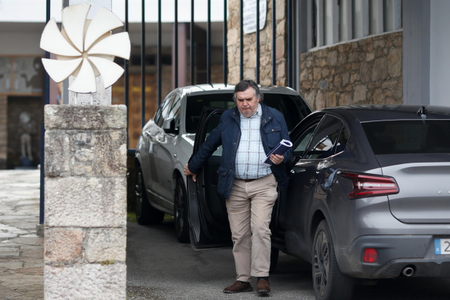 Un grupo de más de 30 trabajadores continúa a las puertas de la factoría Sargadelos, sin acceder a sus puestos de trabajo, a 8 de abril de 2025, en Cervo, Lugo, Galicia (España). A pesar del acuerdo alcanzado a última hora de ayer lunes entre la fábrica d