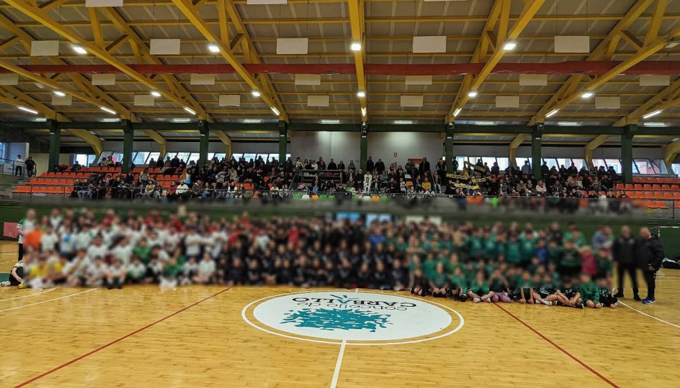 Una reciente competición de balomnano en el Pabellón de Carballo en una foto del Facebook del Club Xiria