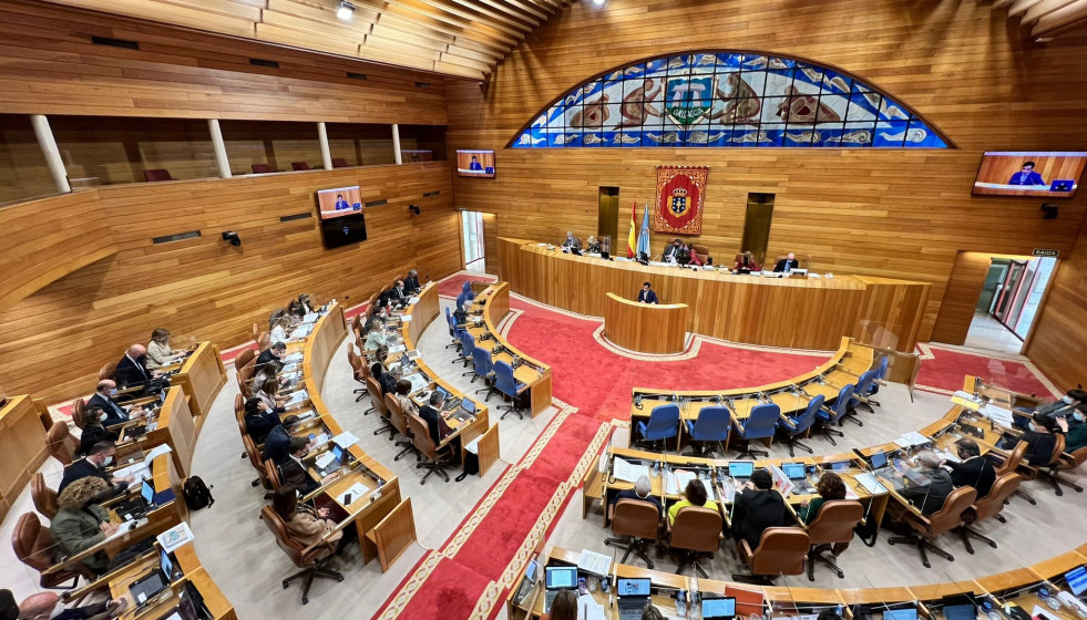 Archivo - Primer pleno del Parlamento de Galicia desde el fin de las mascarillas obligatorias en interiores, con los diputados del hemiciclo gallego haciendo uso de este elemento de protección
