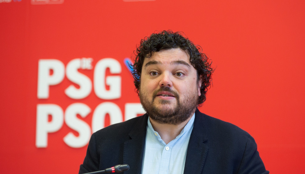 El portavoz de la Executiva del PSdeG, Julio Torrado, en una intervención ante los medios.