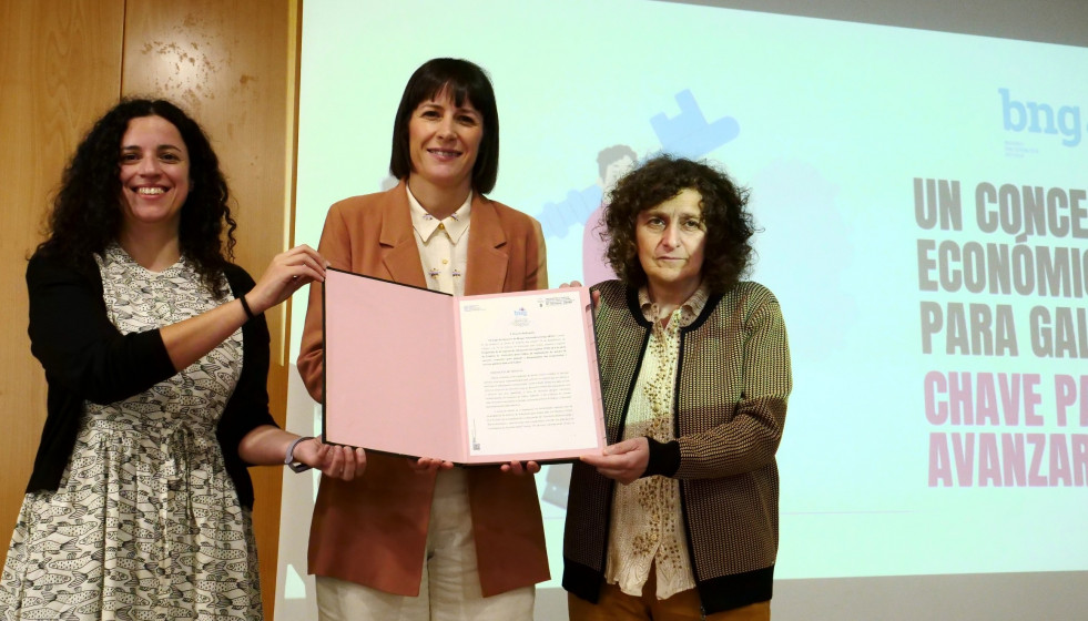 La portavoz parlamentaria de facenda del BNG, Noa Presas, la portavoz nacional del BNG, Ana Pontón, y la alcaldesa de Santiago, Goretti Sanmartín.