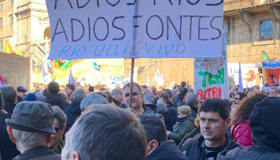 Pancarta sobre el Río Ulla en la manifestación contra Altri en una foto de Iain Colquhoun