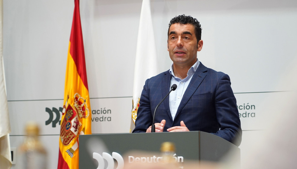 El presidente de la Diputación de Pontevedra, Luis López, en rueda de prensa