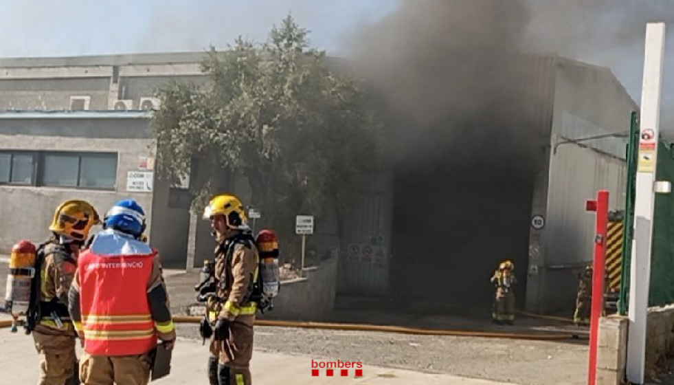 Incendio en una planta de Igualada en una foto de los Bombers