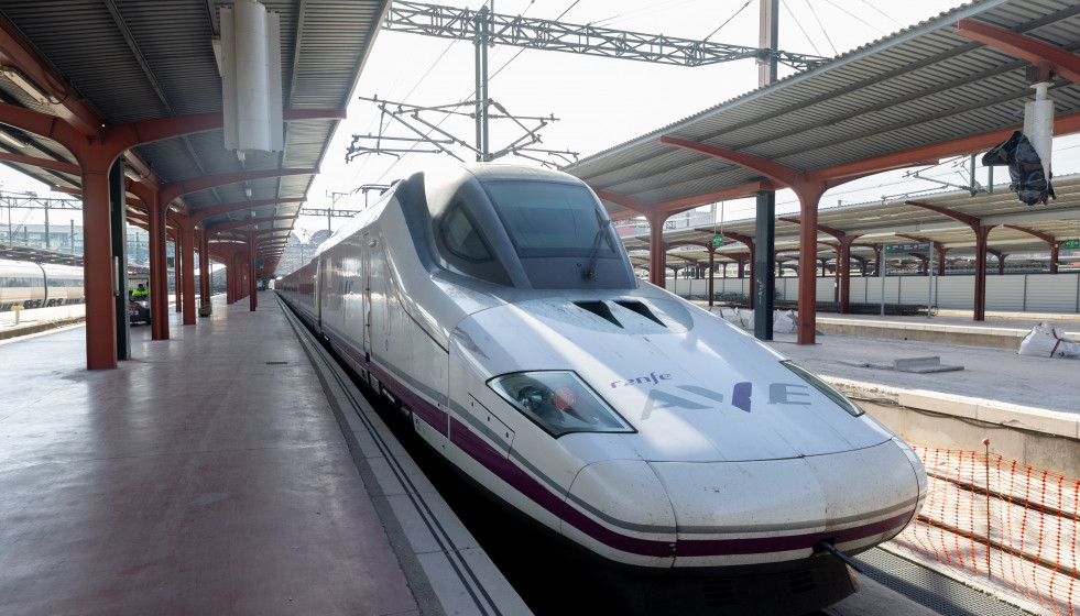 Un tren de Renfe en la estación de Chamartín-Clara Campoamor, a 2 de enero de 2025, en Madrid (España). Renfe ha informado en la mañana de hoy que a las 4:40 horas se ha subsanado la avería infor