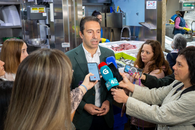 El conselleiro de Mar, Alfonso Villares en el Mercado de Abastos de Santiago
