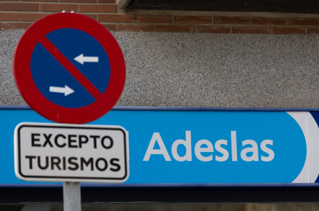 Archivo - Exterior de una clínica dental de Adeslas, a 27 de enero de 2025, en Madrid (España).