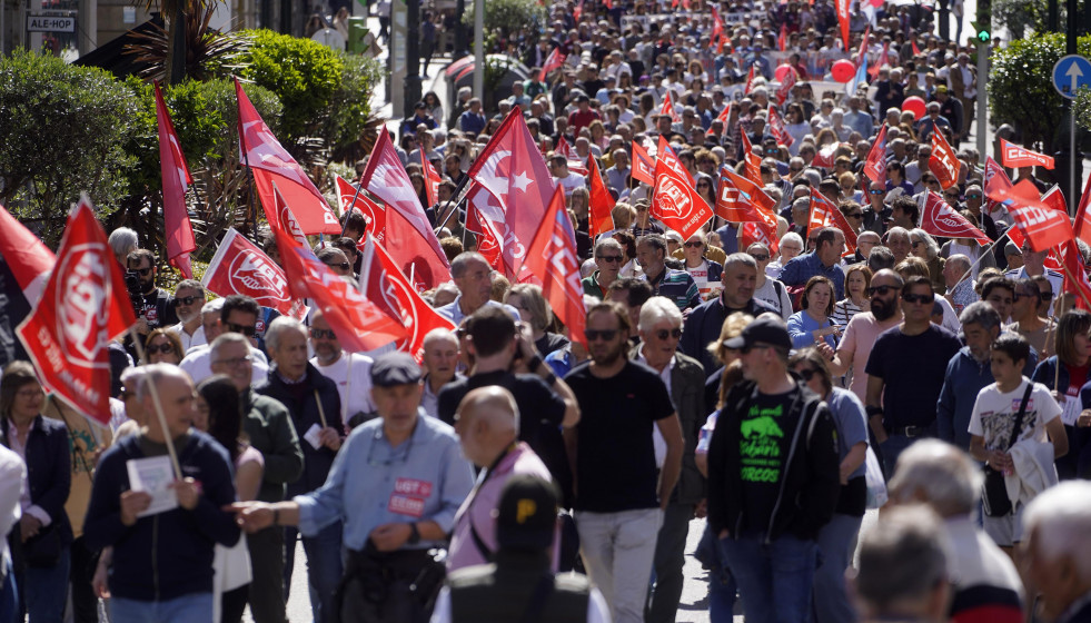 Decenas de personas participan durante la manifestación por el Día del Trabajador.