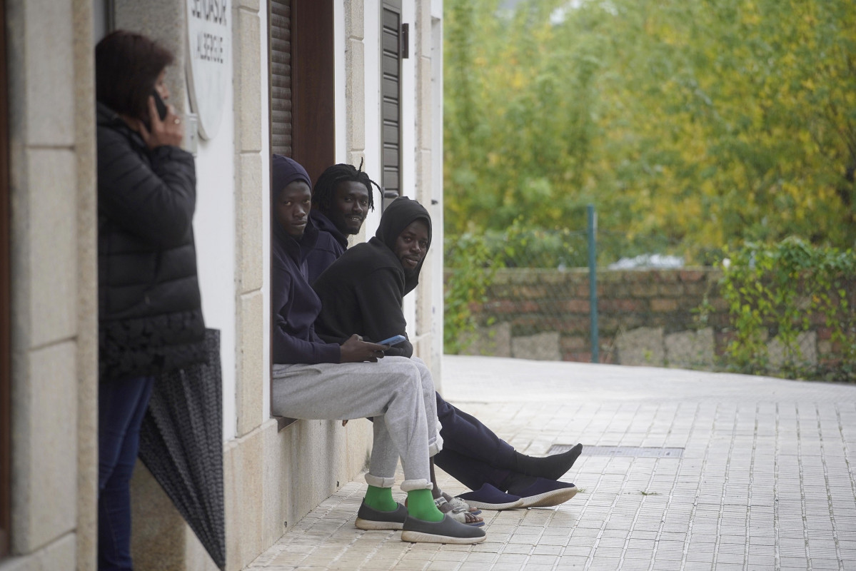 Archivo - Varios inmigrantes desplazados desde Canarias en un albergue de O Porriño (Pontevedra)