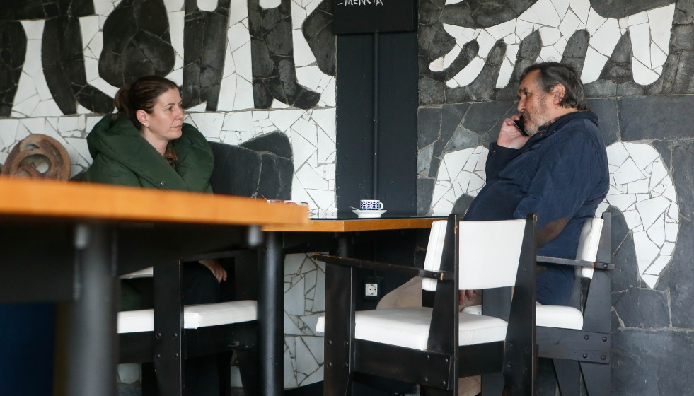 La alcaldesa de Cervo, Dolores García y el propietario de la factoría, Segismundo García, en la cafetería de la fábrica de cerámica de Sargadelos, a 3 de abril de 2025, en Cervo, Lugo, Galicia (