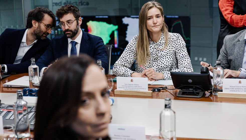 La vicepresidenta tercera y ministra para la Transición Ecológica y el Reto Demográfico, Sara Aagesen y la presidenta de Red Eléctrica de España, Beatriz Corredor, asisten a la reunión del Comit
