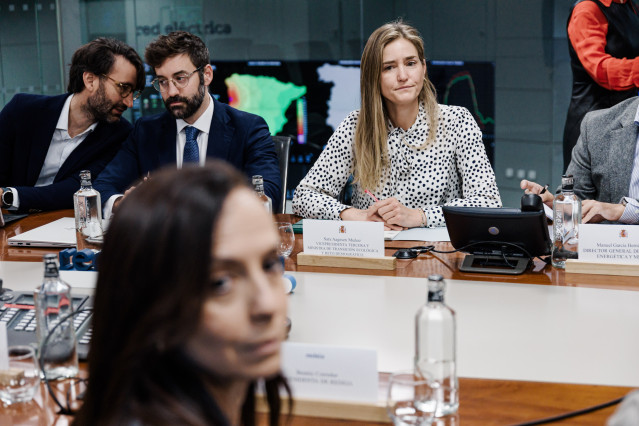 La vicepresidenta tercera y ministra para la Transición Ecológica y el Reto Demográfico, Sara Aagesen y la presidenta de Red Eléctrica de España, Beatriz Corredor, asisten a la reunión del Comité para el análisis de la crisis eléctrica, en la sede de Red
