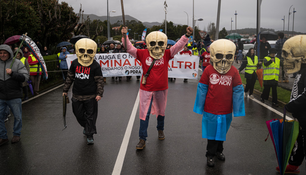 Archivo - Varias personas durante una nueva manifestación contra Altri, a 22 de marzo de 2025, en Pobra do Caramiñal, A Coruña, Galicia (España).