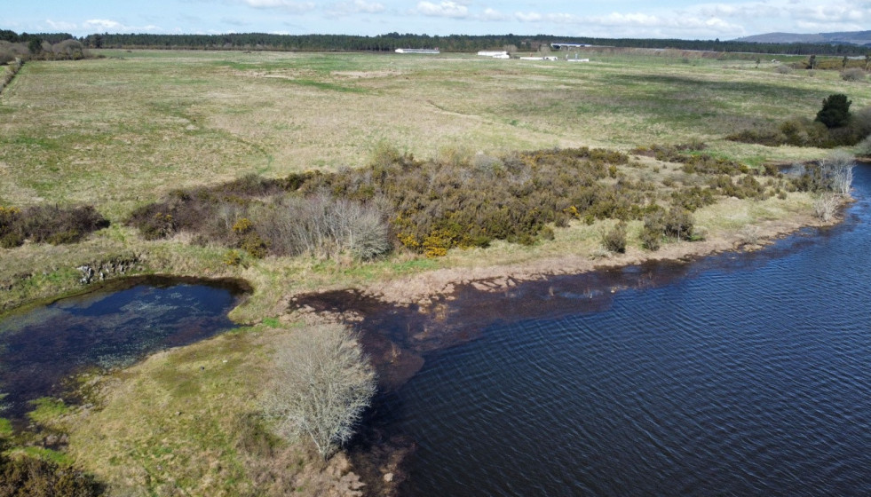Laguna en A Ulloa, comarca donde se instalará Altri si recibe el visto bueno ambiental de la Xunta y las subvenciones de Bruselas que gestiona el Estado