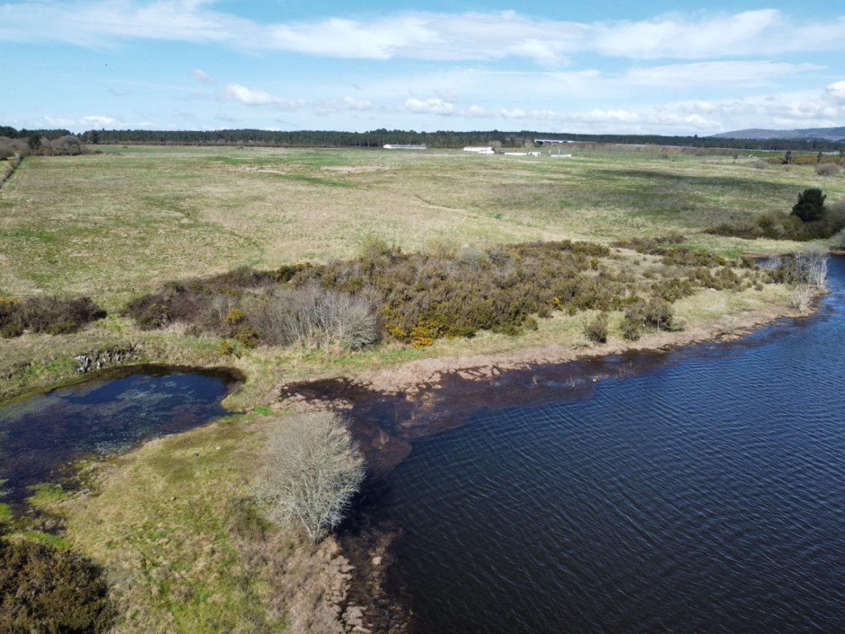 Laguna en A Ulloa, comarca donde se instalará Altri si recibe el visto bueno ambiental de la Xunta y las subvenciones de Bruselas que gestiona el Estado
