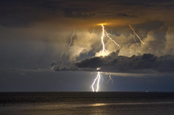 Archivo - Escena de un rayo en una tormenta