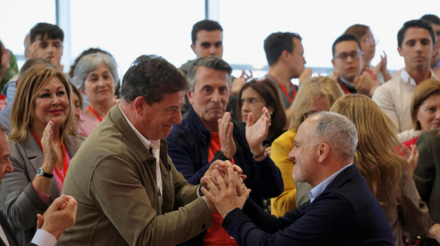 El secretario xeral del PSdeG, José Ramón Gómez Besteiro, y el secretario xeral del PSOE de Pontevedra, David Regades