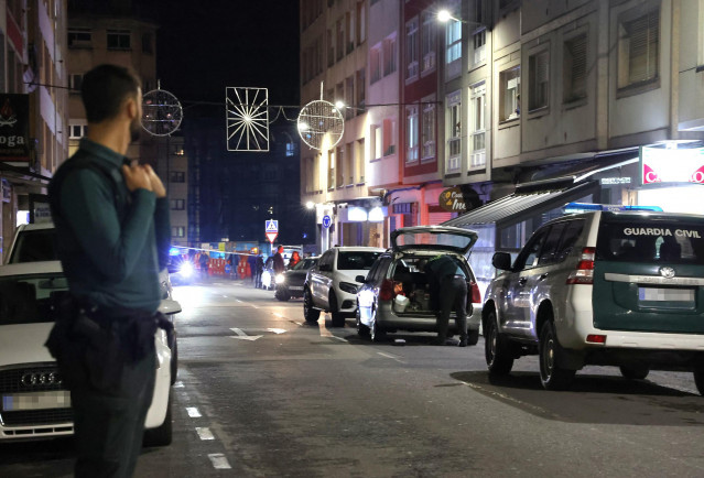 Archivo - Varios agentes de la Guardia Civil acordonan la zona del suceso en Carballo, a 4 de diciembre de 2024, en Carballo, A Coruña, Galicia (España). Un hombre ha fallecido este miércoles al resultar herido con un arma de fuego en el bar Castro de Car