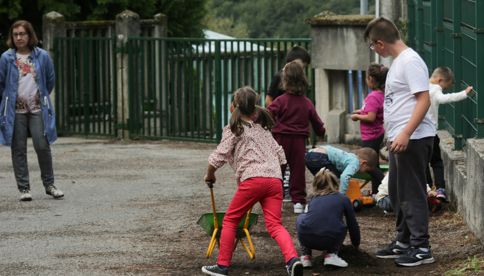 Archivo - Alumnos juegan en el patio del colegio el día que arranca el curso escolar en Galicia, en el CEIP Eduardo Cela Vila de Triacastela, a 8 de septiembre de 2022, en Triacastela, Lugo, Galicia