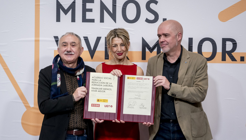 Archivo - (I-D) El secretario general de UGT, Pepe Álvarez, la vicepresidenta segunda y ministra de Trabajo y Economía Social, Yolanda Díaz, y el secretario general de CCOO, Unai Sordo, posan tras