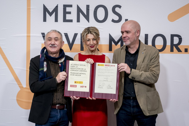 Archivo - (I-D) El secretario general de UGT, Pepe Álvarez, la vicepresidenta segunda y ministra de Trabajo y Economía Social, Yolanda Díaz, y el secretario general de CCOO, Unai Sordo, posan tras la firma del acuerdo para la reducción de la jornada labor
