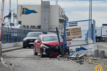 Vehículo estrellado en la entrada del Náutico de Ribeira
