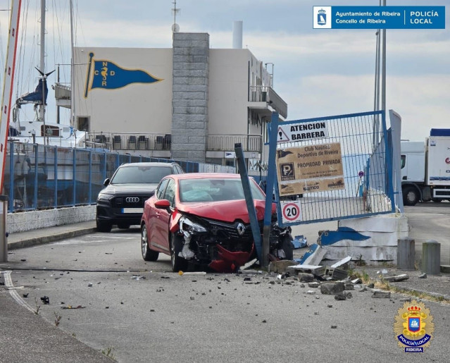 Vehículo estrellado en la entrada del Náutico de Ribeira
