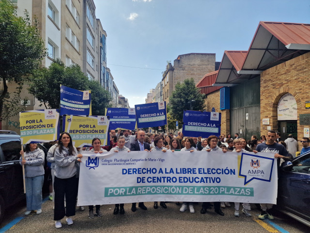 Imagen de la concentración realizada por padres y docentes del Compañía de María de Vigo.