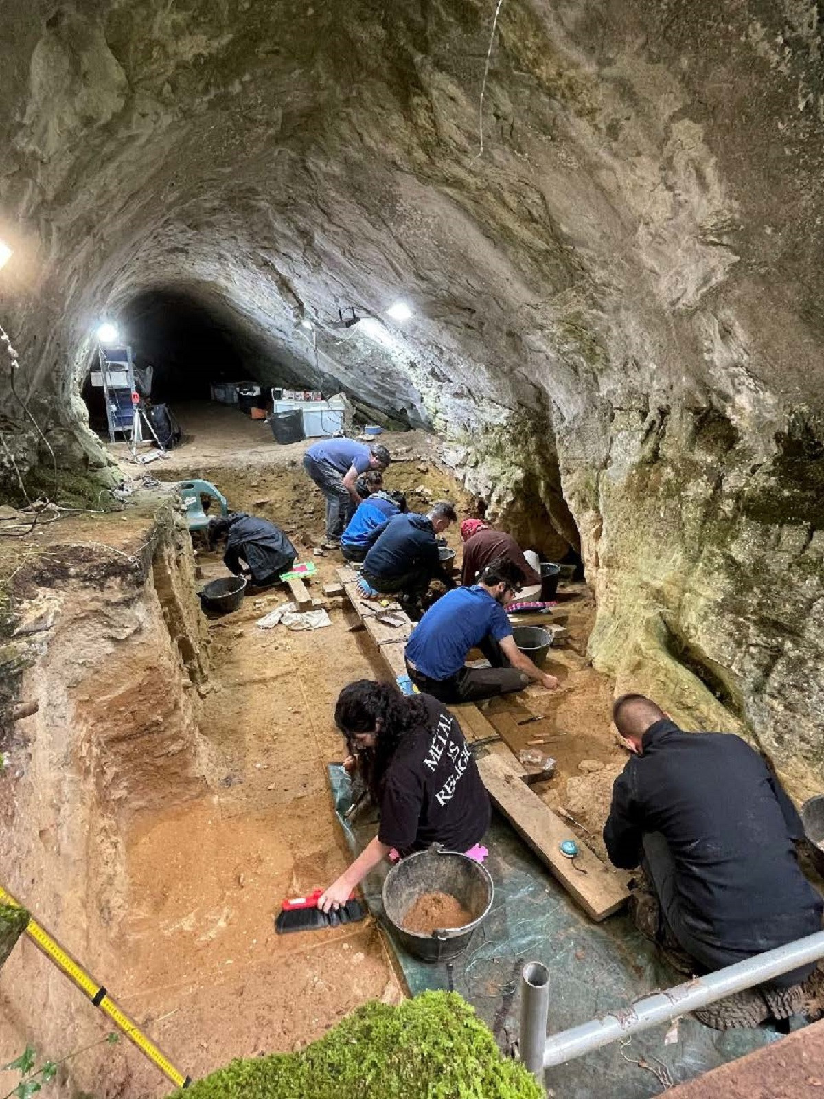 Trabajos de excavación arqueológica en la Cueva Eirós, en Triacastela (Lugo).