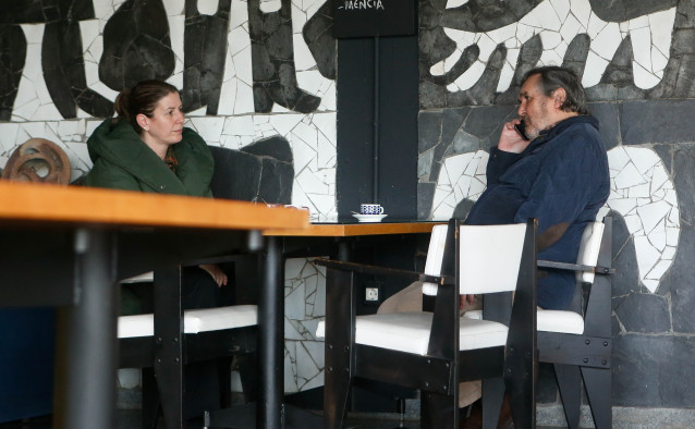 Archivo - La alcaldesa de Cervo, Dolores García y el propietario de la factoría, Segismundo García, en la cafetería de la fábrica de cerámica de Sargadelos, a 3 de abril de 2025, en Cervo, Lugo, Galicia (España). Los trabajadores de Sargadelos continúan p