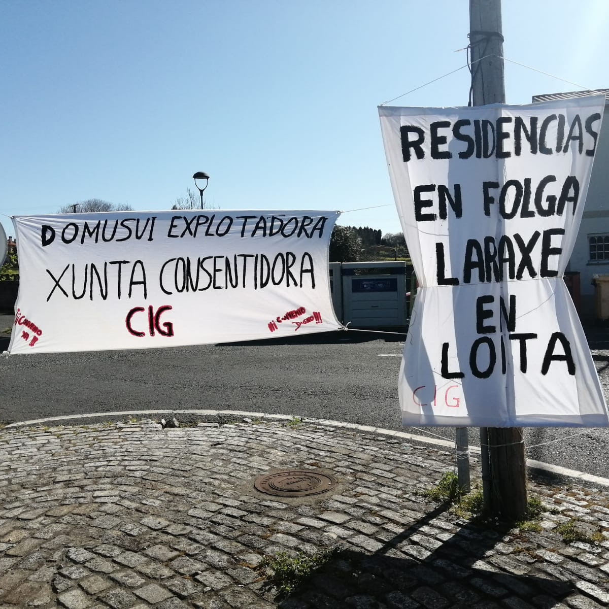 Pancarta frente a DomusVi Laraxe en una imagen del BNG de Cabanas