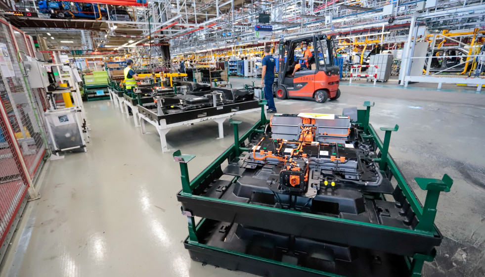 Archivo - Varios operarios trabajan en la sede de Stellantis, el día que la vicepresidenta primera del Gobierno y ministra de Asuntos Económicos y Transformación Digital, ha visitado la fábrica, a