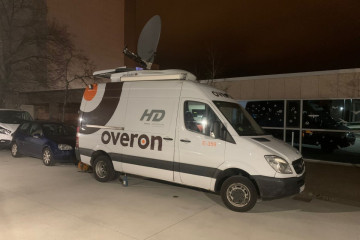 Furgoneta de Overon aparcada en la sede de San Marcos en una foto de CIG