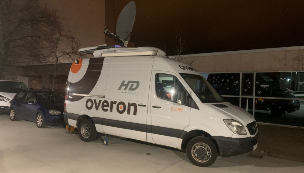 Furgoneta de Overon aparcada en la sede de San Marcos en una foto de CIG