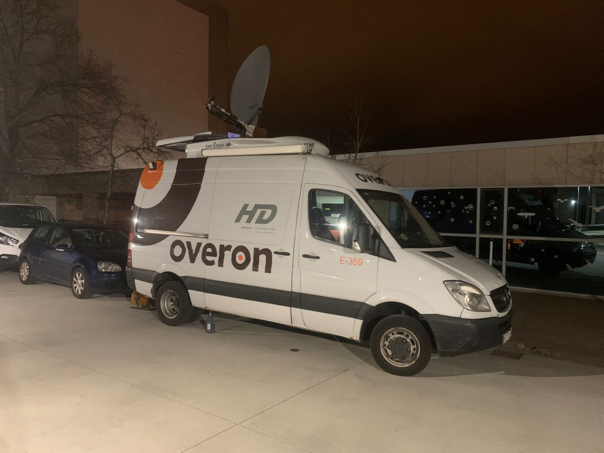 Furgoneta de Overon aparcada en la sede de San Marcos en una foto de CIG